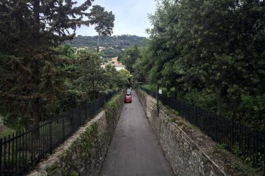 Taş duvarlar arasındaki geçidi daralt