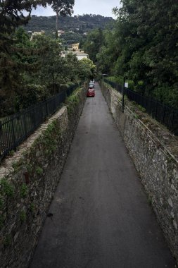 Taş duvarlar arasındaki geçidi daralt