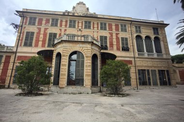 Parktaki malikanenin cephesi