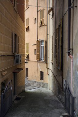 Binalar arasındaki dar ara sokak