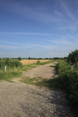 İtalya kırsalında yıpranmış bir yol