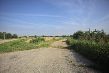 İtalya kırsalında yıpranmış bir yol