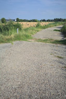 İtalya kırsalında yıpranmış bir yol