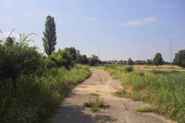 İtalya kırsalında patika ve yol