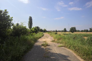 İtalya kırsalında patika ve yol