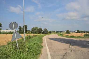 Tarlalar arasındaki köy yolu