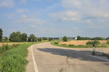 Tarlalar arasındaki köy yolu