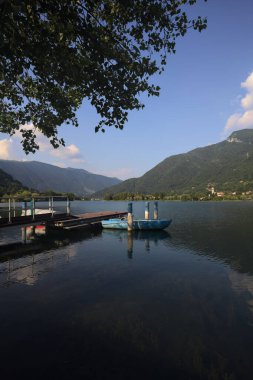 Gölde demirli bir tekne