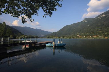 Gölde demirli bir tekne