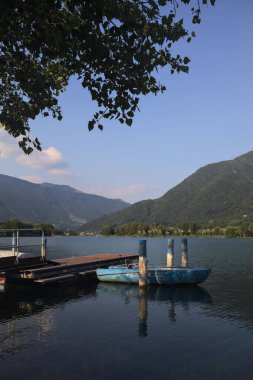 Gölde demirli bir tekne