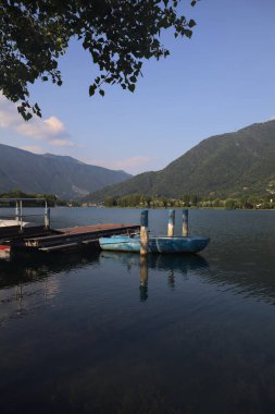 Gölde demirli bir tekne