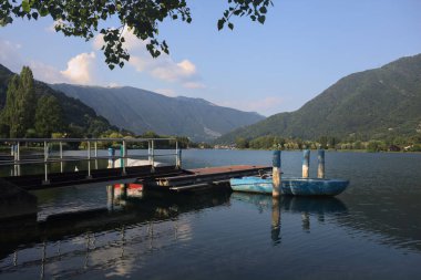 Gölde demirli bir tekne