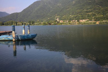 Gölde demirli bir tekne