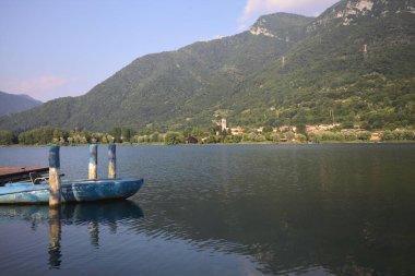 Gölde demirli bir tekne