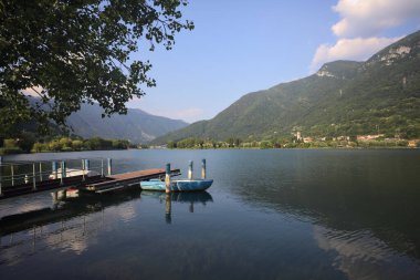 Gölde demirli bir tekne