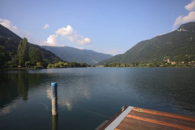 Bir dağ gölünün demirlemesi