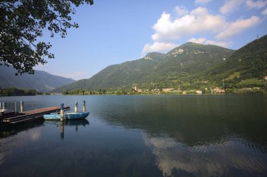 Gölde demirli bir tekne