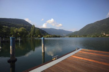 Bir dağ gölünün demirlemesi