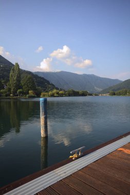 Bir dağ gölünün demirlemesi