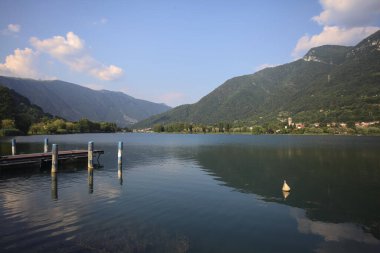 Bir dağ gölünün demirlemesi