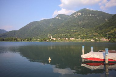 Gölde demirli bir tekne