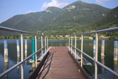 Bir dağ gölünün demirlemesi