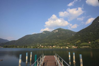 Bir dağ gölünün demirlemesi