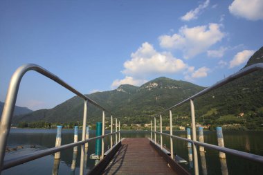 Bir dağ gölünün demirlemesi