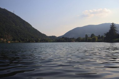 Gün batımında bir parkta göl