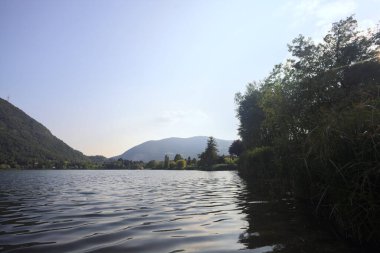 Gün batımında bir parkta göl