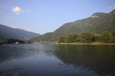 Dağ gölü bayırın yanında.