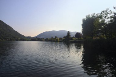 Gün batımında bir parkta göl