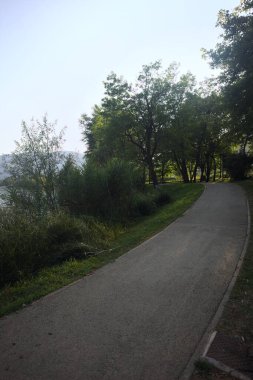 Göl kıyısında panoramik yol