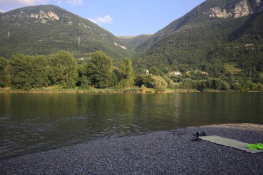 Göl kıyısındaki çakıl taşı plajı