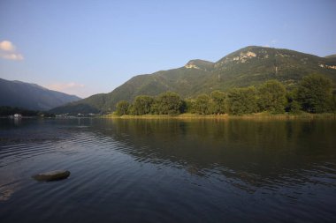 Dağ gölü bayırın yanında.