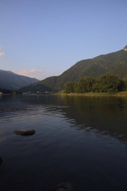 Dağ gölü bayırın yanında.