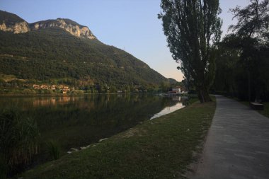 Göl kıyısındaki iskele ve patika