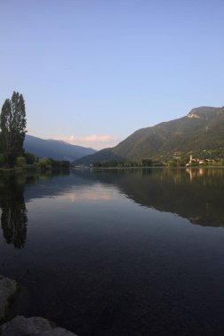 Dağ gölü bayırın yanında.