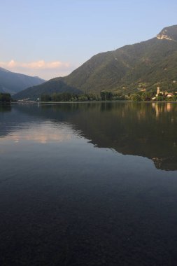 Dağ gölü bayırın yanında.