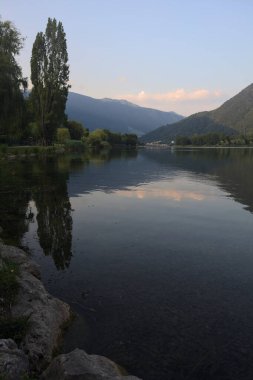 Dağ gölü bayırın yanında.