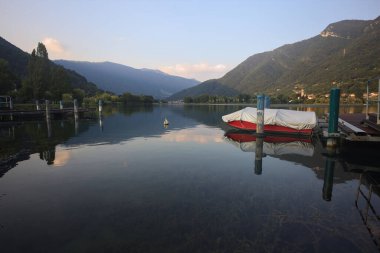 Gölde demirli bir tekne