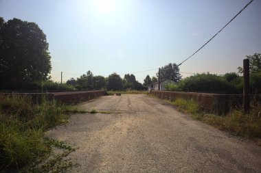 Derenin üzerinde aşınmış bir köprü