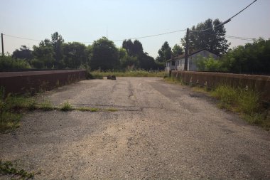 Derenin üzerinde aşınmış bir köprü