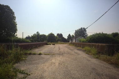 Derenin üzerinde aşınmış bir köprü