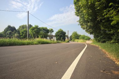 Kırsal kesişen yollarda