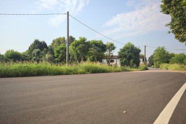 Kırsal kesişen yollarda