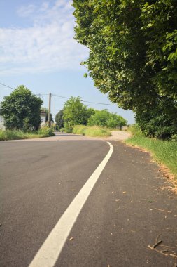 Kırsal kesişen yollarda
