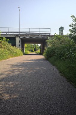 Köprünün altından geçen yol