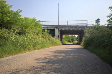 Köprünün altından geçen yol