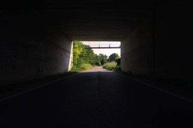 Güneşli bir günde köprünün altında yol